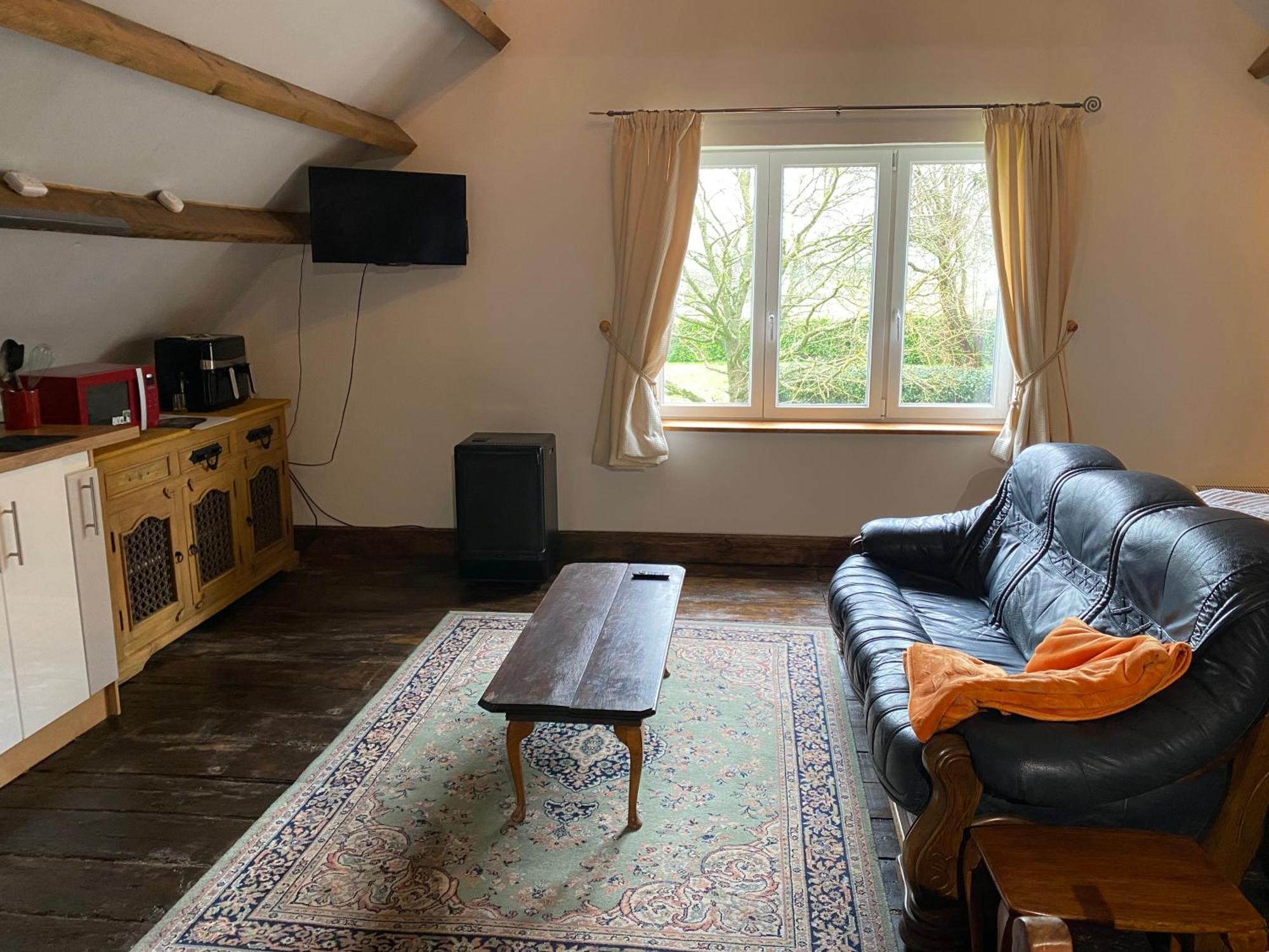 Spacious, Rustic Studio Space For 2 Persons Saint-Cyr-du-Bailleul Exteriör bild